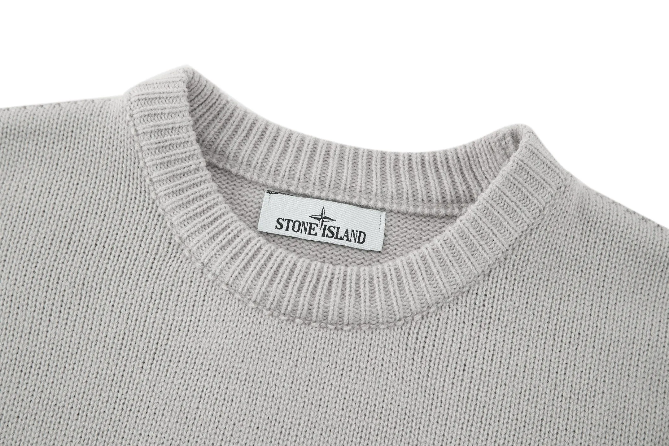P390 Stonelsland Stone Island arm embroidered logo sweater Fabric: 30% wool, 50% cotton, 20% spandex.  Accessories: The arm embroidery logo is made of double-layer soft leather, with embroidery logo technology on the surface and embellishment with the brand logo. Comes with laser engraved metal buttons.  Process: garment washing-fixing color-fixing pattern-removing wool impurities.  This style is woven with a 7-needle imported machine, with knitted threads on the neck and hem, and embroidered logos on the arms to present the brand vision.  Accessories: Customized 1:1 washed trademark Accessories: Customized 1:1 embroidery label Accessories: Customized 1:1 lettering buttons Craftsmanship: S-M-L-XL Color: Black-Grey Style number: 86426